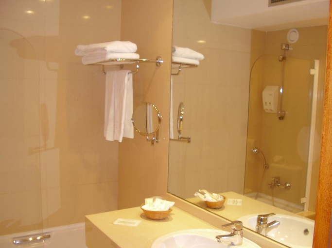 Bathroom 4, Hotel Central Parque, Maia