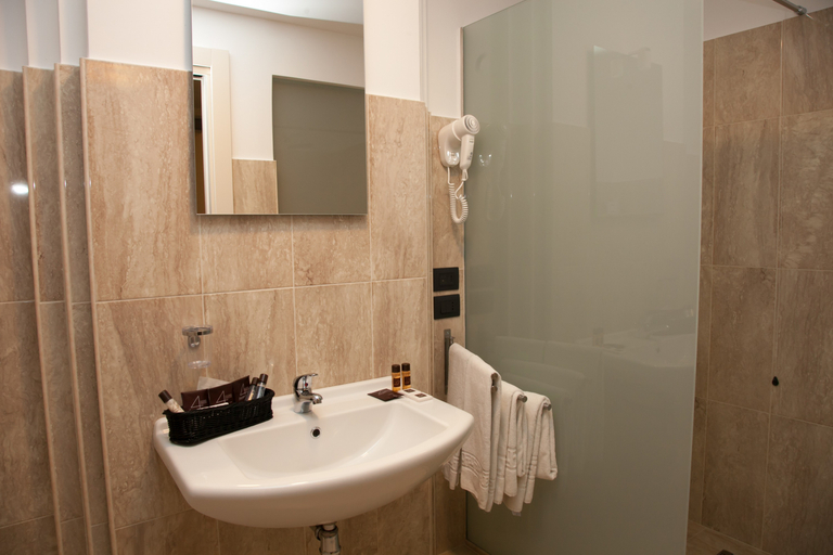Bathroom 4, 4 Spa Hotel, Catania