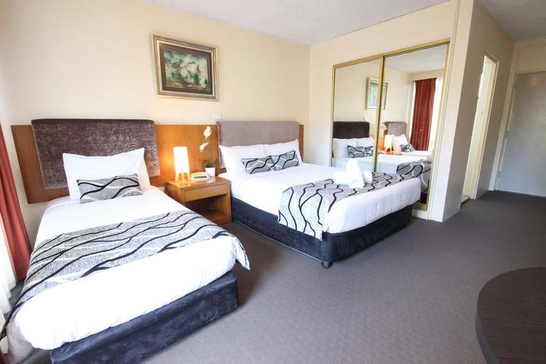 Bedroom 2, Molly Morgan Motor Inn, Maitland