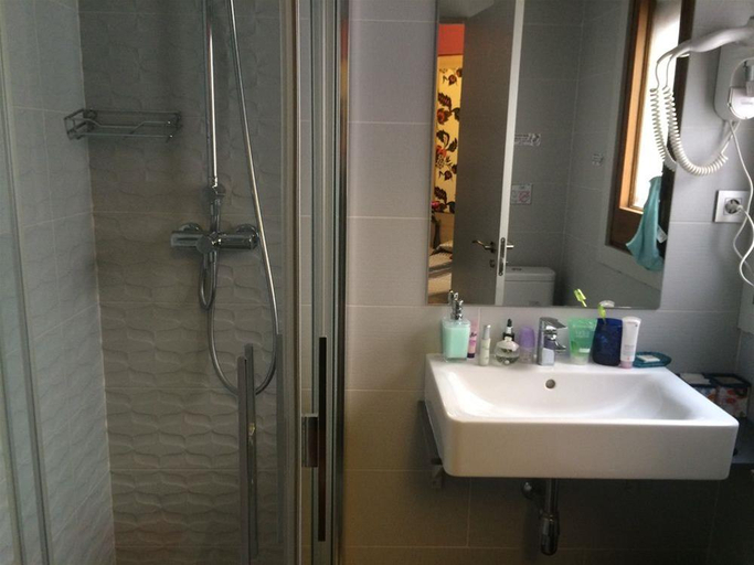 Bathroom 5, Hotel Ginebra, Barcelona