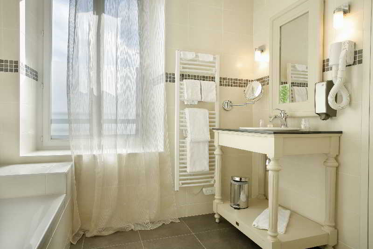 Bathroom, Logis Htl restaurant-spa Le Relais De Broceliande, Ille-et-Vilaine