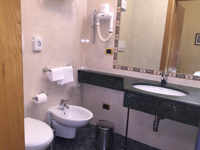 Bathroom 4, Hotel Bigallo, Florence