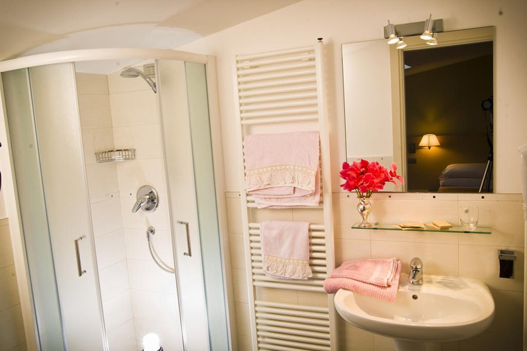 Bathroom, Hotel Main Street