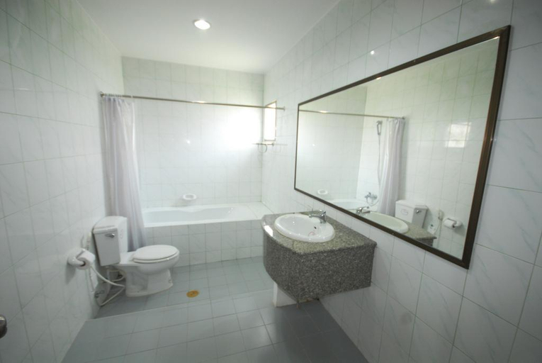 Bathroom 4, Golden Land Hotel, Muang Chiang Rai