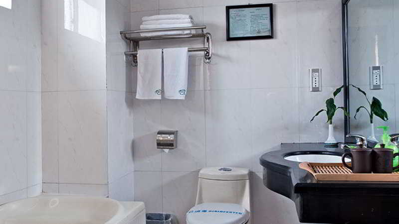 Bathroom 4, Yangshuo Hidden Dragon Villa Hotel, Guilin