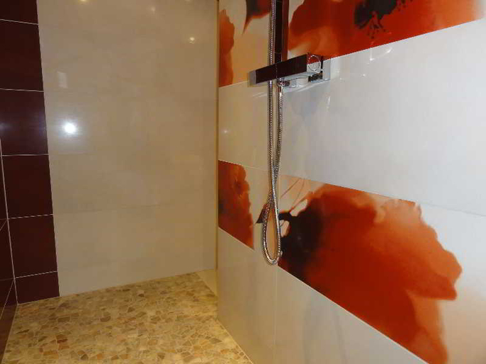 Bathroom 4, Hôtel Les Coquelicots, The Originals Relais, Corrèze