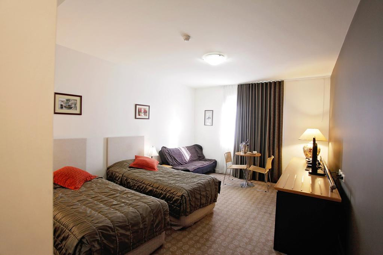 Bedroom 4, Golden Pebble Hotel, Knox - North-West