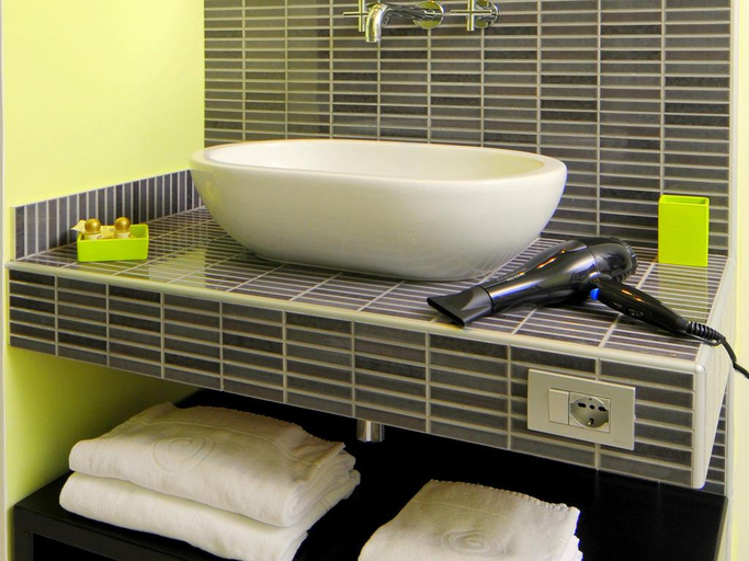 Bathroom, Moai Home, Rome