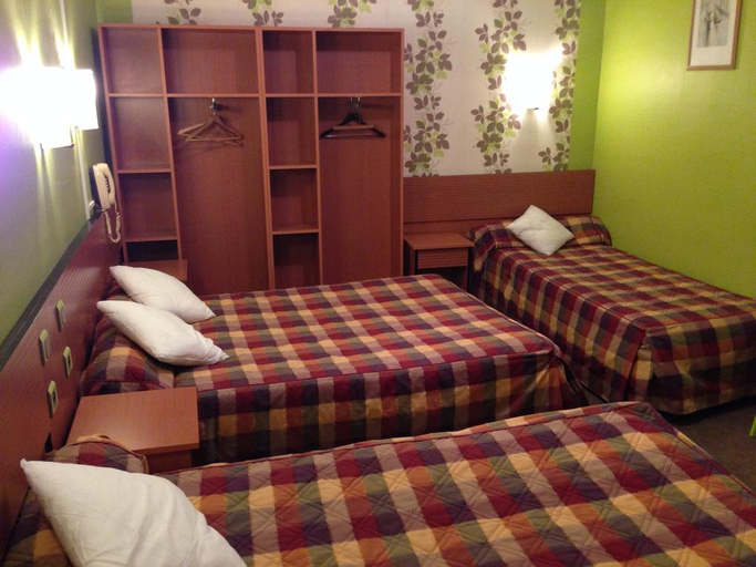 Bedroom 3, Hotel Le Parisien, Marne