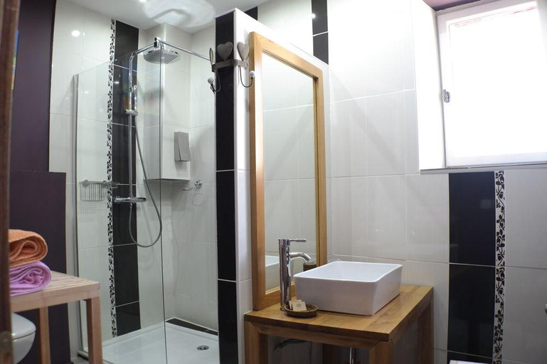 Bathroom 5, Le Domaine de Rochebelle, Gard