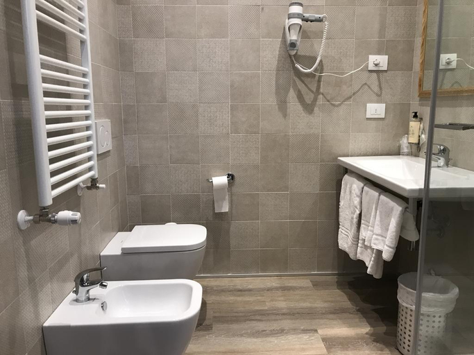 Bathroom 5, Hotel Bernina Milano, Milano
