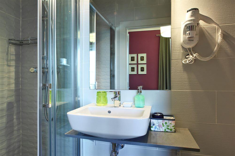 Bathroom 5, Hotel Ginebra, Barcelona