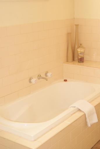 Bathroom 1, Moonee Valley Views Apartments, Melbourne