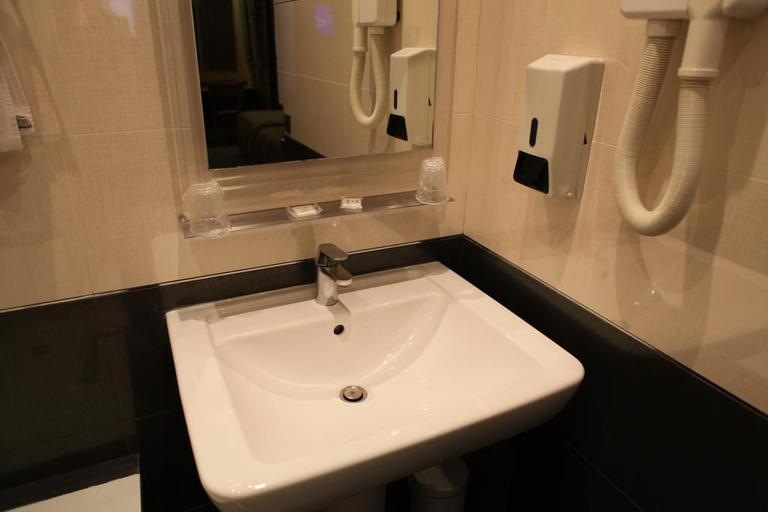 Bathroom 4, Hotel Montpensier, Paris