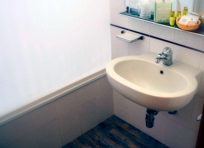 Bathroom 5, Hotel Alcide, Siena