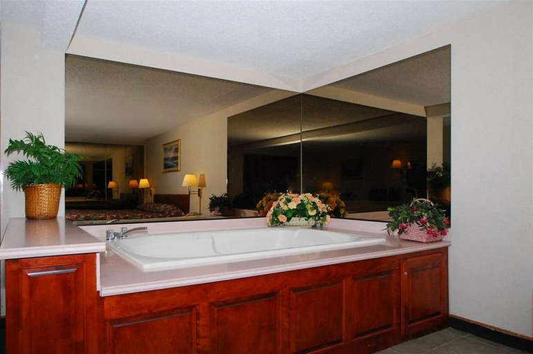 Bathroom, Americas Best Value Inn, Platte