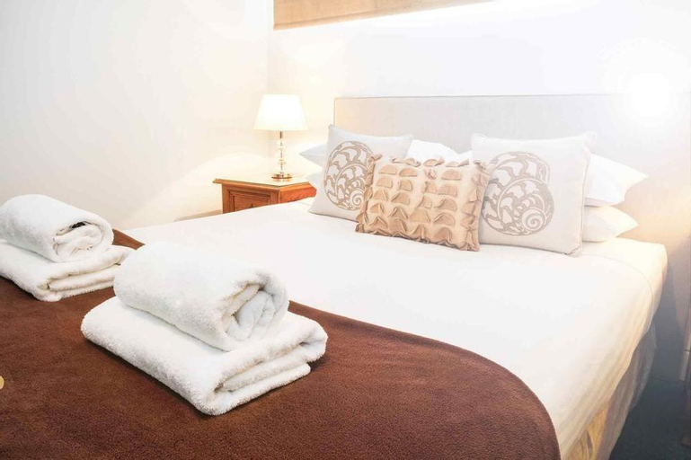 Bedroom 3, Novotel Lake Crackenback Resort & Spa, Snowy River