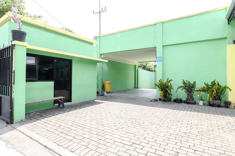 Exterior & Views 2, Hotel Cemara by ZUZU, Surabaya