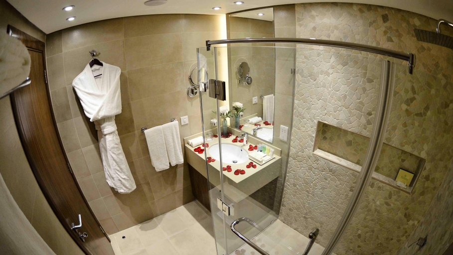 Bathroom 5, The Palms Beach Hotel And Spa, Salwa