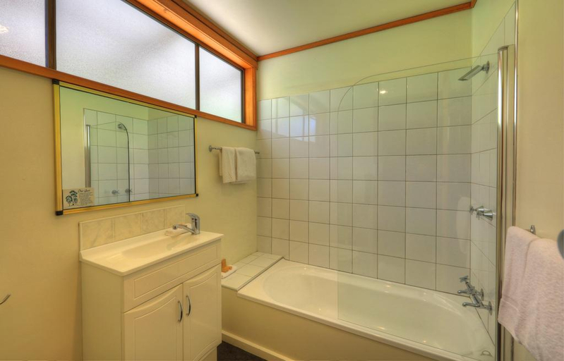 Bathroom 4, Stanley Seaview Inn, Circular Head