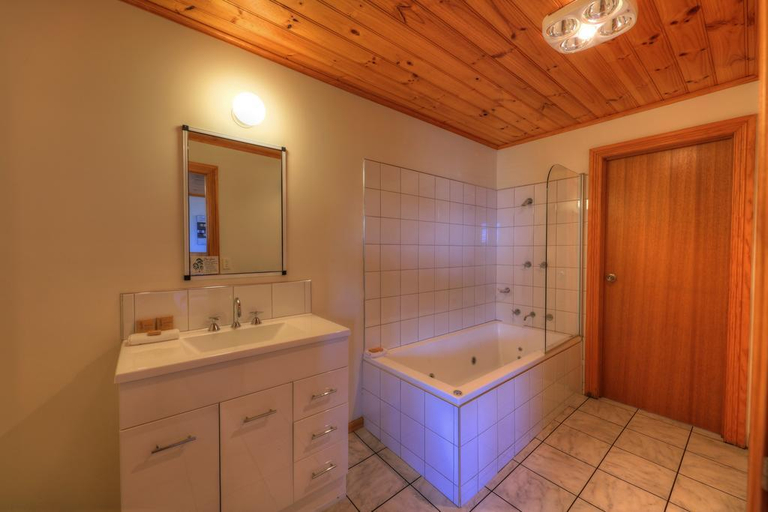 Bathroom 5, Stanley Seaview Inn, Circular Head