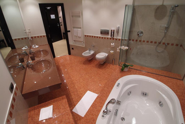 Bathroom 5, Hotel Nord, Lodi