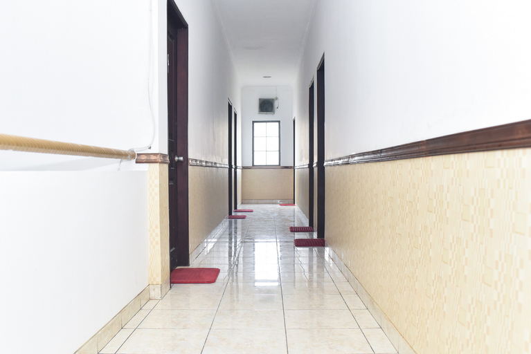 Exterior & Views 2, RedDoorz near Lenmarc Mall Surabaya, Surabaya