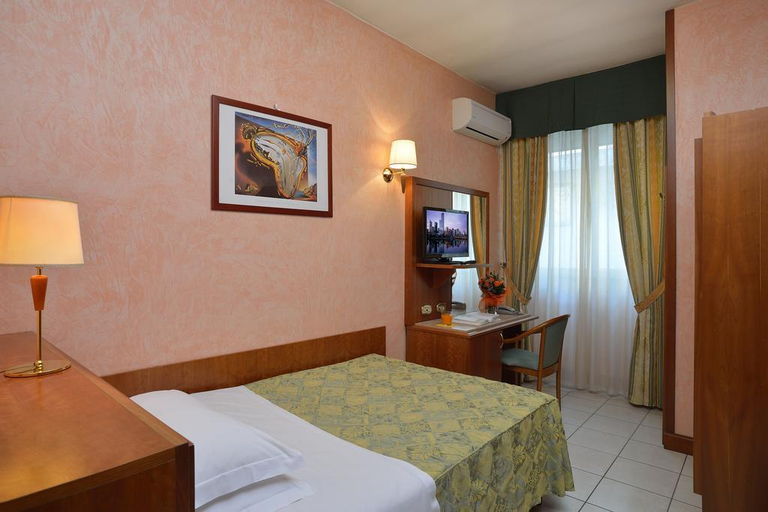 Bedroom 4, Hotel Astor, Bologna