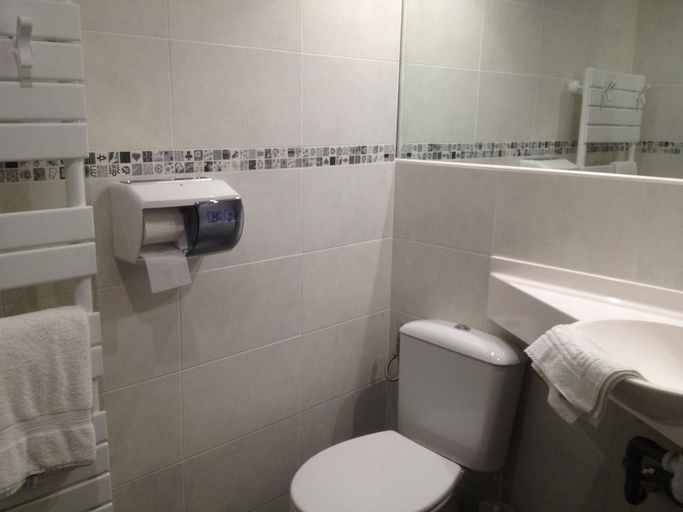 Bathroom 5, Brit Hotel Saint-Quentin, Aisne