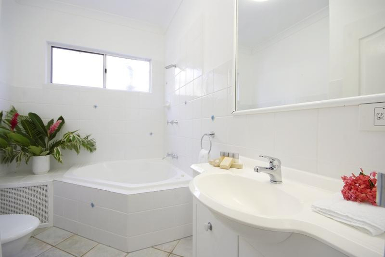 Bathroom 4, Sarayi, Cairns