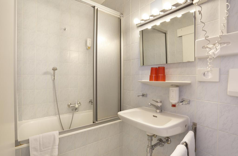 Bathroom 5, Tor Hotel Geneve, Genève