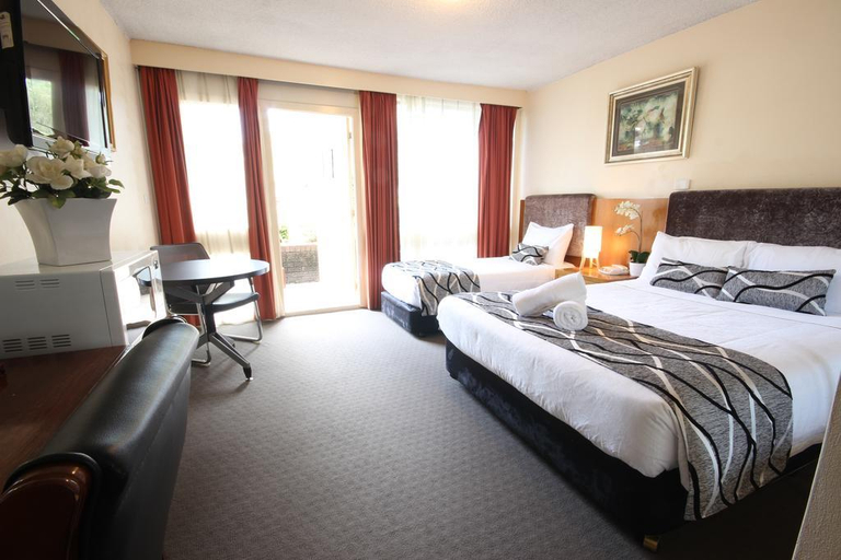 Bedroom 2, Molly Morgan Motor Inn, Maitland