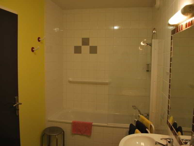 Bathroom 4, Hotel Tambourin, Marne