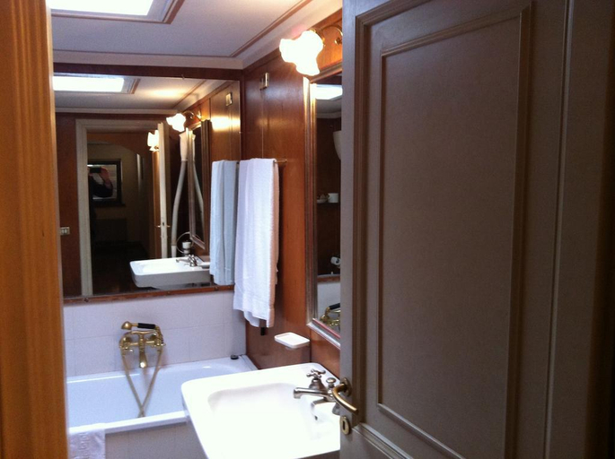 Bathroom 4, Hotel Gattapone, Perugia