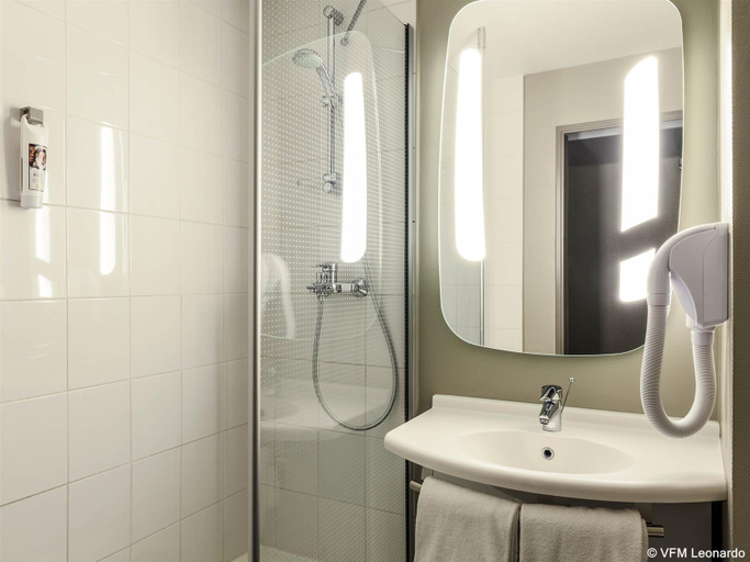 Bathroom 4, ibis Massy, Essonne