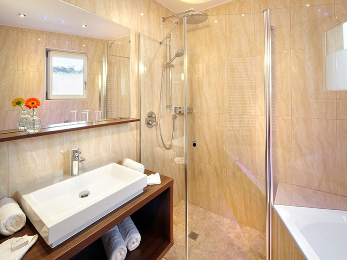 Bathroom 5, Hotel Zum Hirschen, Zell am See