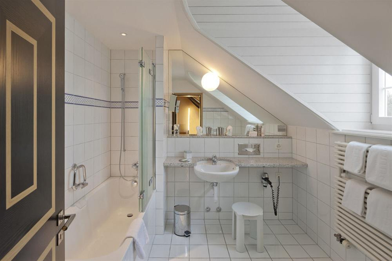Bathroom 4, Seehotel Sonne, Meilen