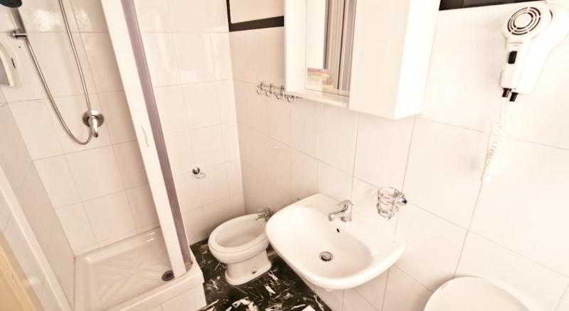 Bathroom 5, Ai Musei Vaticani Best Bed, Rome