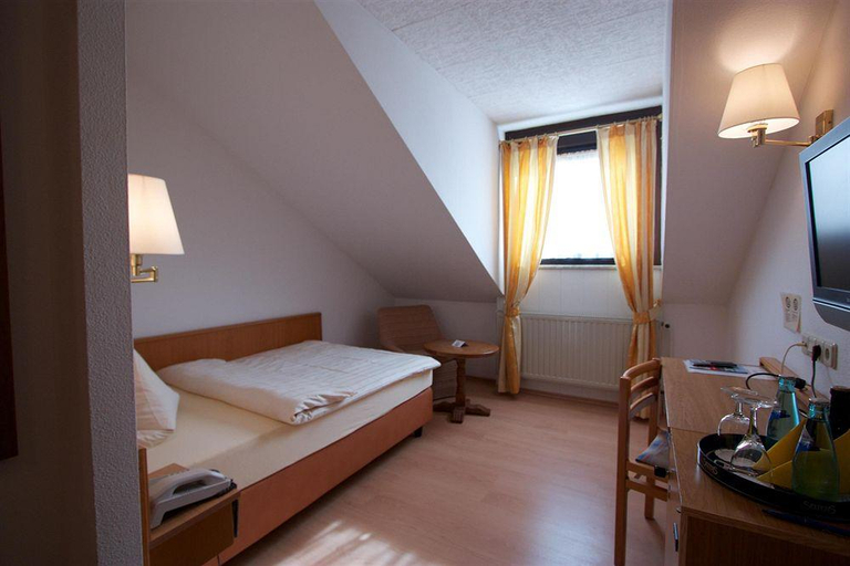 Bedroom 2, Hotel Zum Lowen, Groß-Gerau