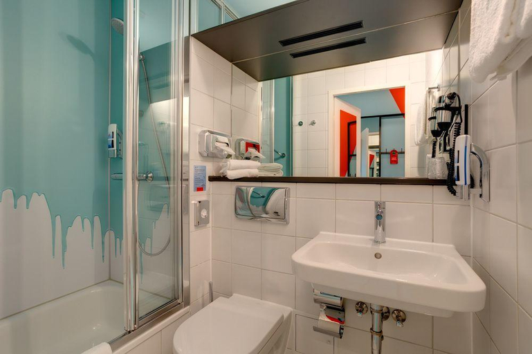 Bathroom 4, MEININGER Hotel Leipzig Hauptbahnhof, Leipzig