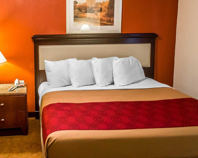 Bedroom 3, Econo Lodge Inn & Suites Warren, Trumbull