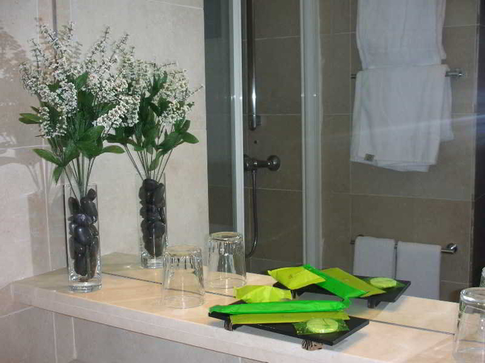 Bathroom 2, Miau, Madrid