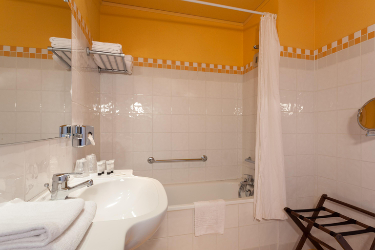 Bathroom, Hotel Du Beffroi Gravelines Dunkerque, Nord