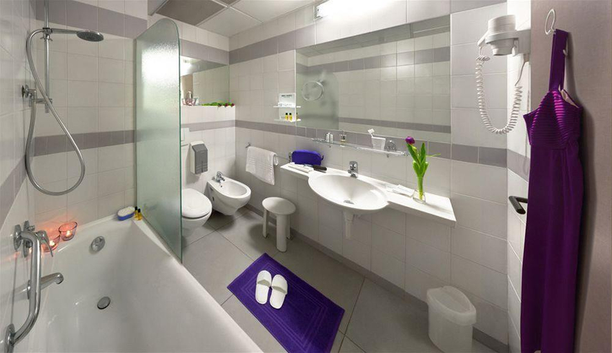 Bathroom, Hotel I Castelli, Cuneo