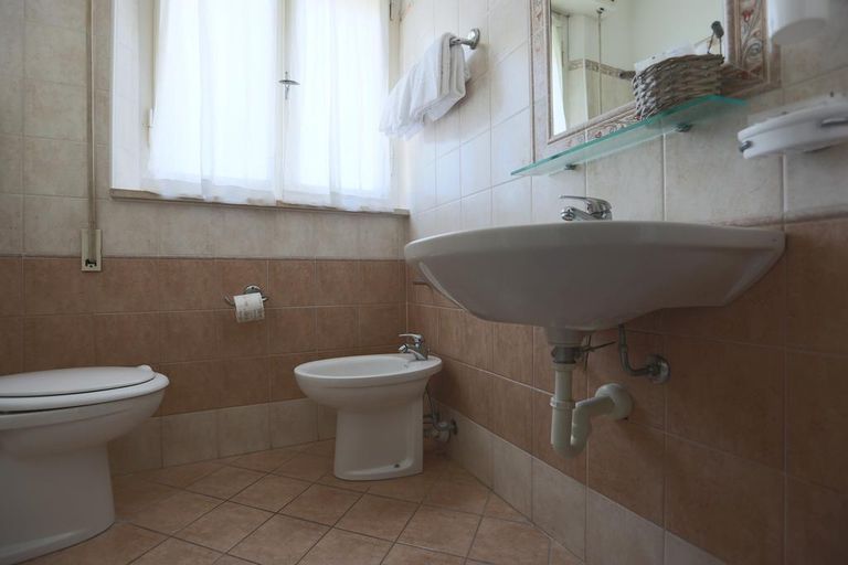 Bathroom 5, Hotel Europa, Rimini