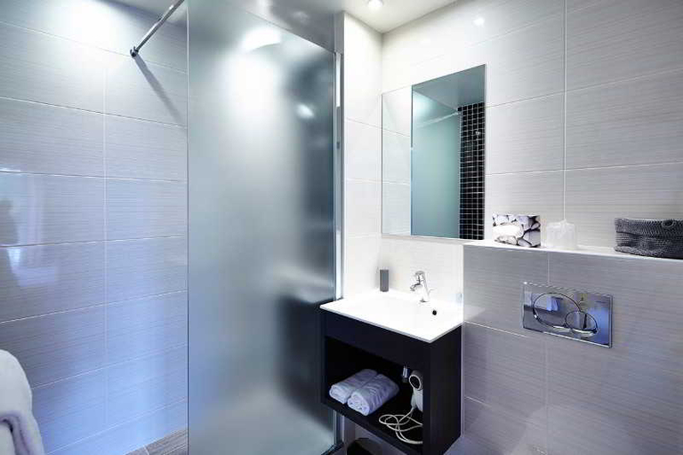 Bathroom 4, Hôtel du Golf Saint-Laurent,The Originals Relais, Morbihan