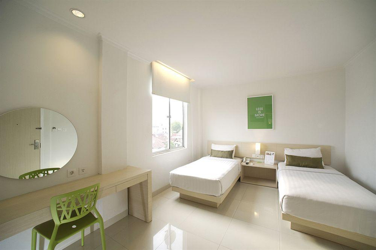 Bathroom 5, Zuri Express Hotel Pekanbaru by ZHM, Pekanbaru
