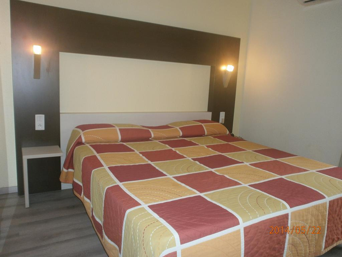 Bedroom 3, Hotel Helios, Hérault