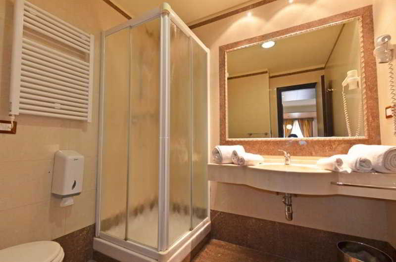 Bathroom 5, Grand Eurhotel, Pescara