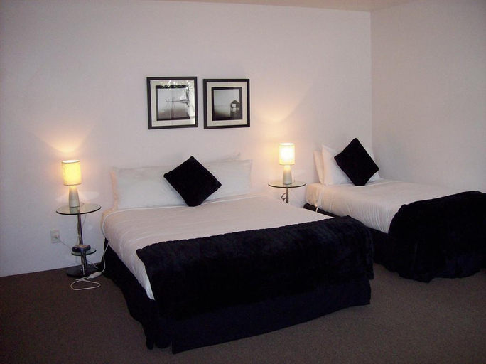Bedroom 4, Carnmore Hotel Takapuna, Waitakere